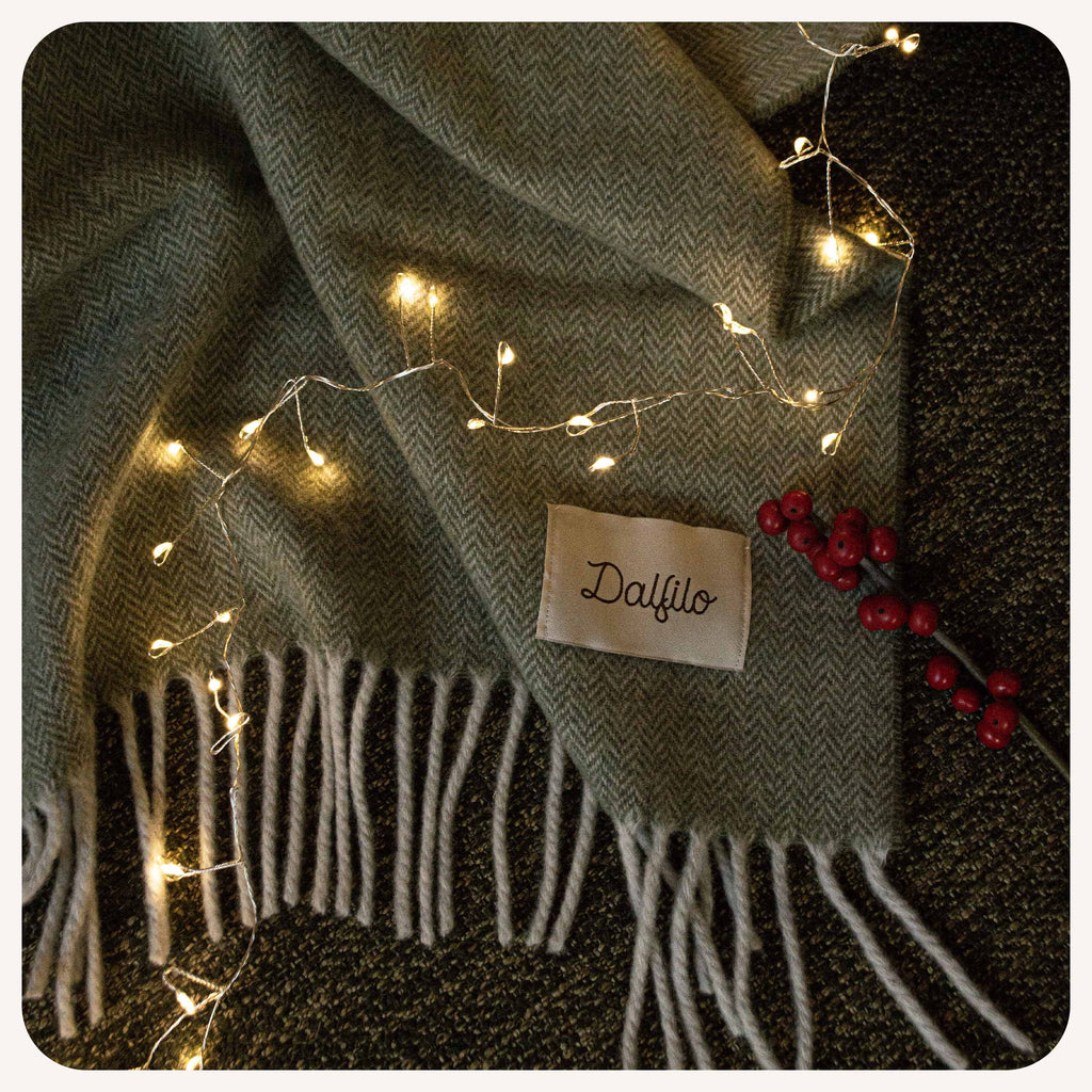 Plaid in lana rigenerata in ambientazione natalizia