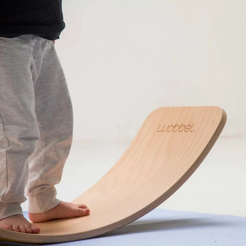 Kind auf Wobble Board