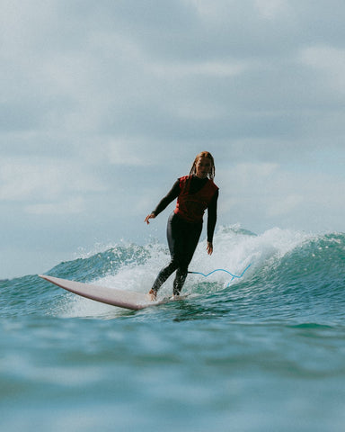 Setting a rail on a surfboard