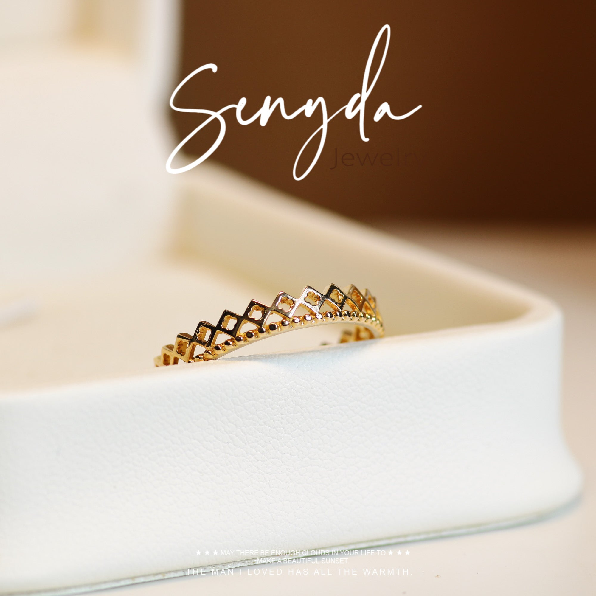 The Senyda gold-shaped crown ring