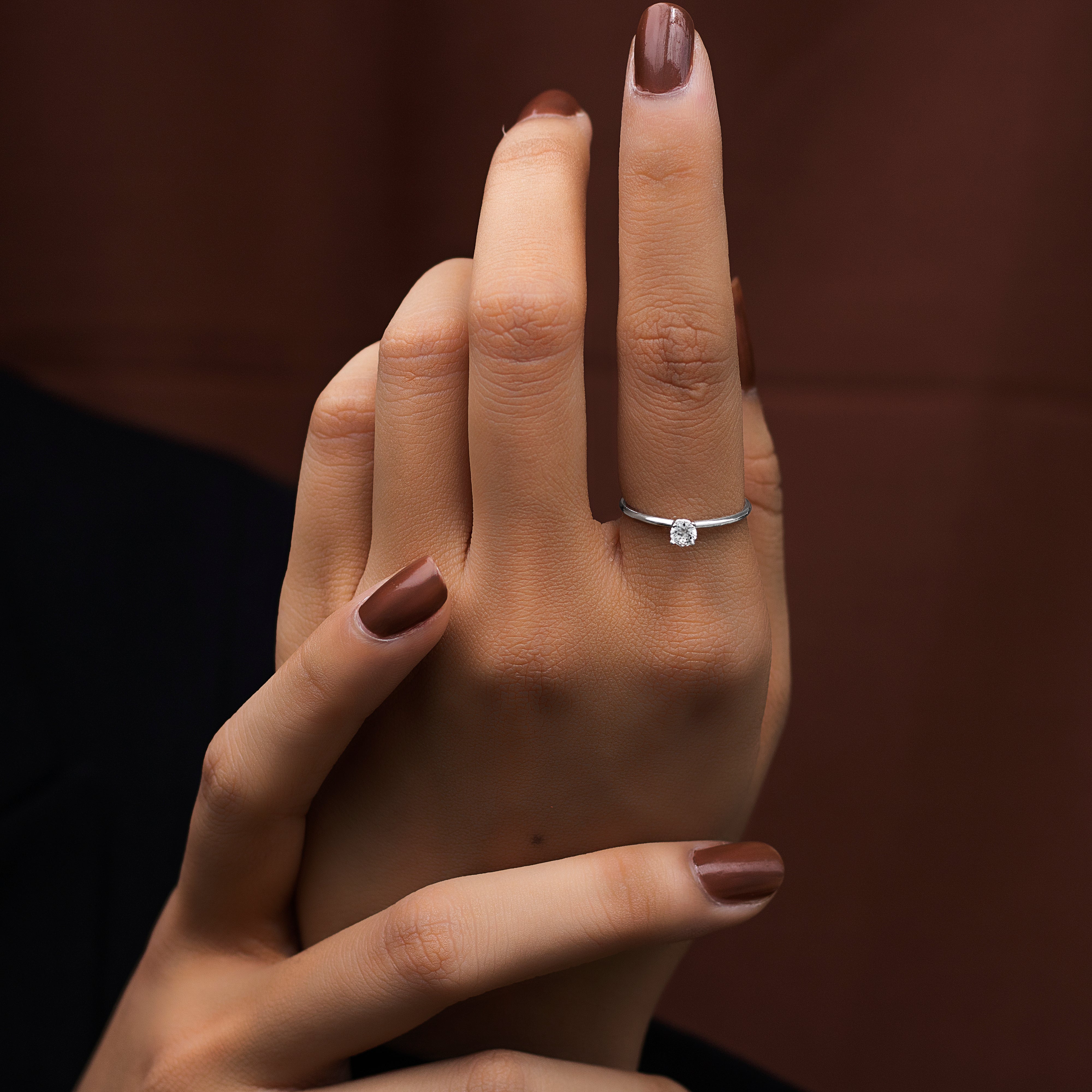 With the index finger, simple and delicate ring patterns are often the best choice.