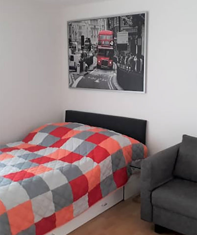 Boxspringbett darüber hängt eine Leinwand mit einem Motiv von London