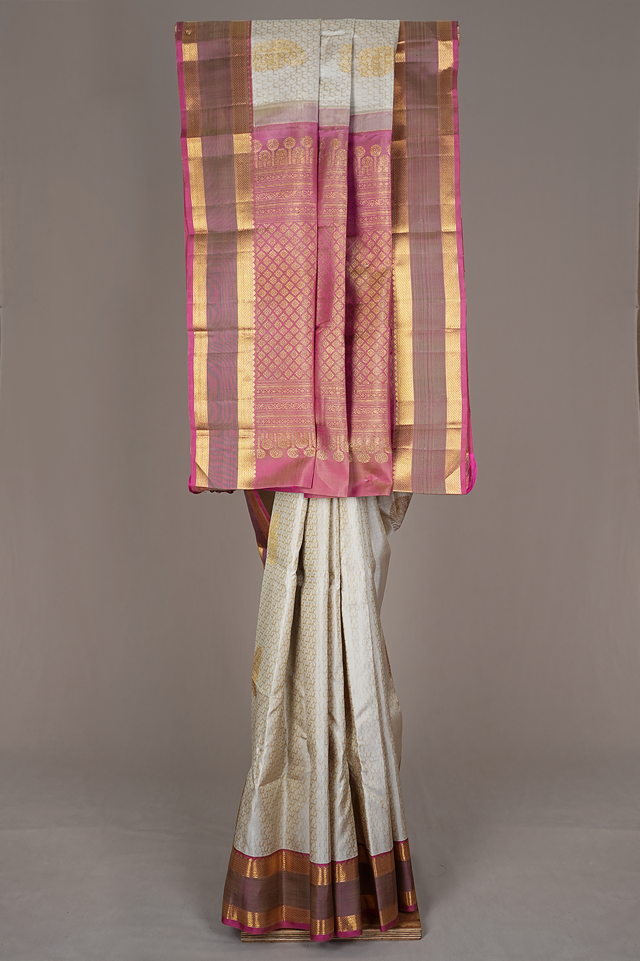  Threadwork With Motifs Beige Kanchipuram Silk Saree 