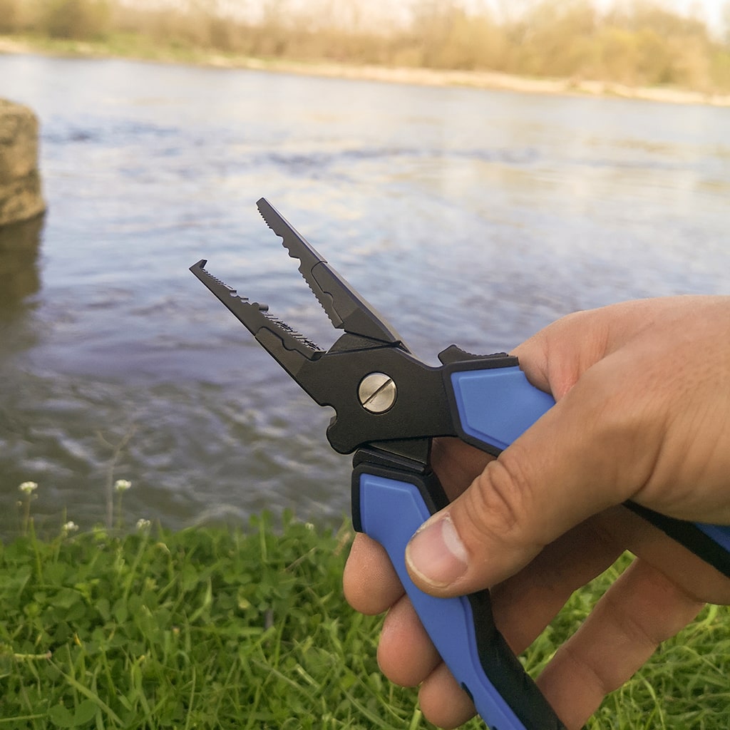 Fishing pliers with steel jaws and vanadium blade
