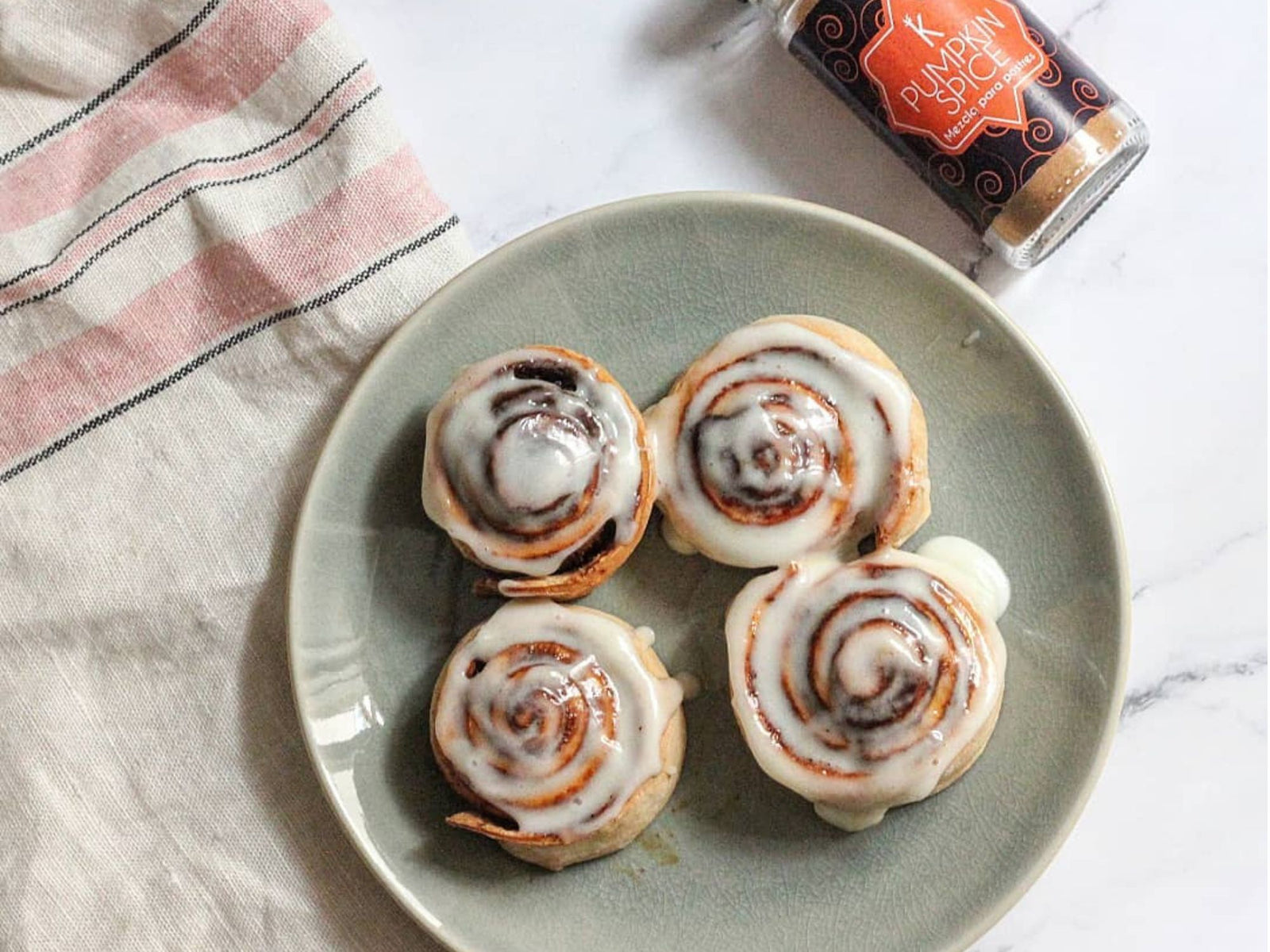 Cinnamon rolls / Rollos de canela con Pumpkin Spice - Kondimenta