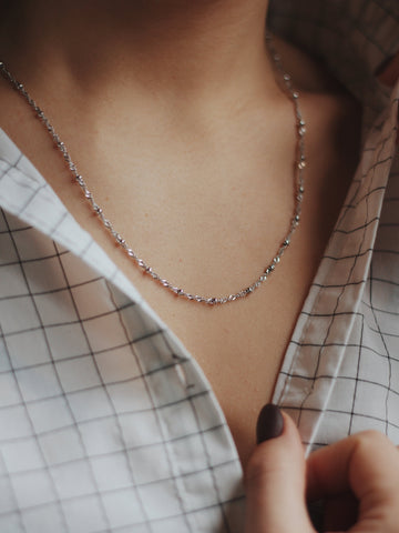 female-wearing-beautiful-Platinum-necklace