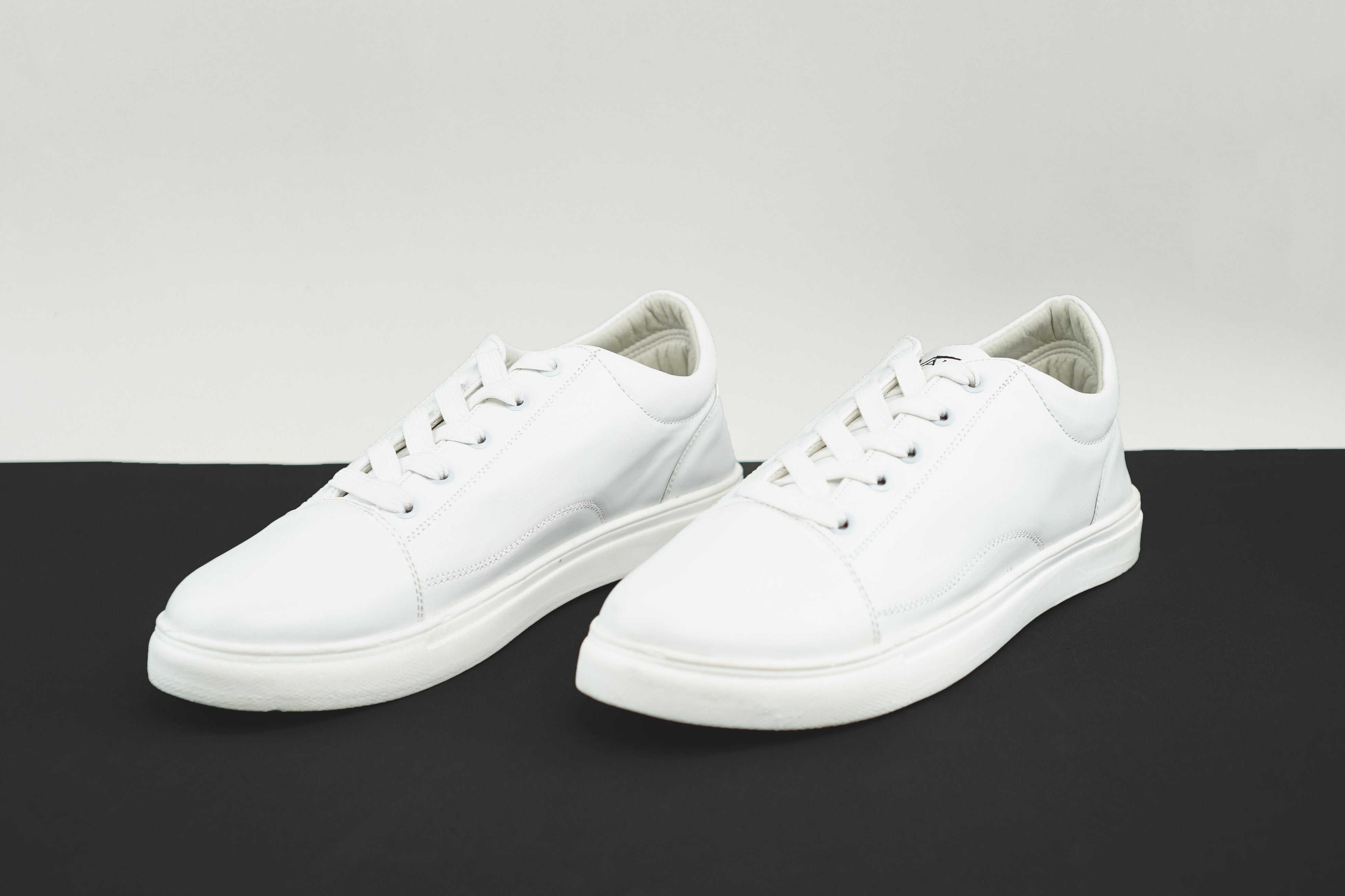 Plain white sneakers – Shophoods