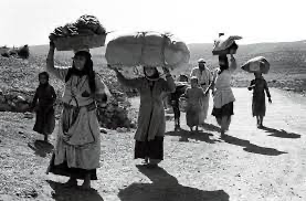 A (Brief) History of the Nakba. - women holding their loggage - bokitta blog 