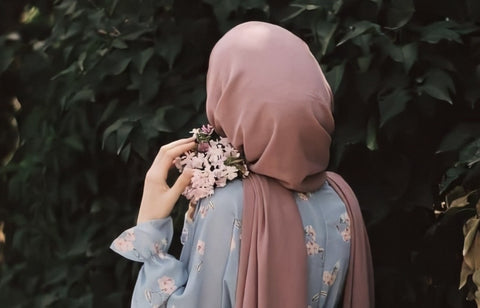 Woman holding flowers Bokitta Blog Women's Rights in Islam
