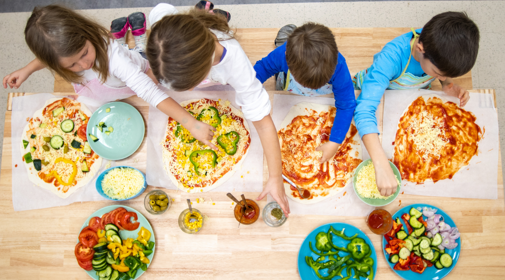 kids making pizza