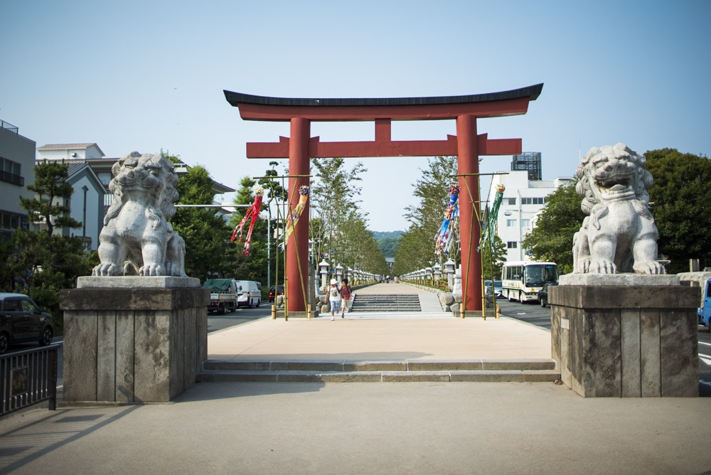 鎌倉的大型傳統日本大門的圖片