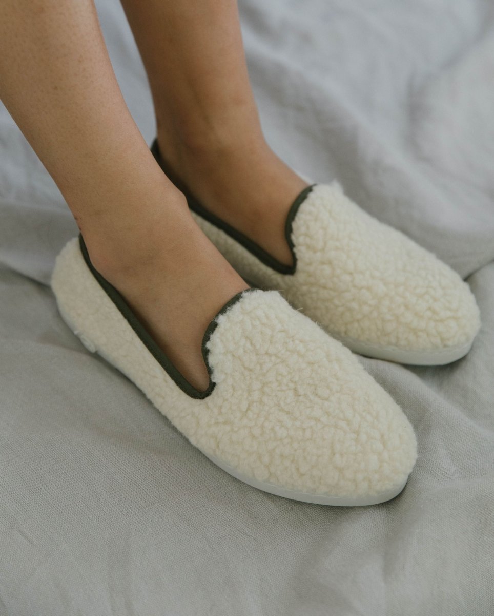 Chausson en bouclette de laine blanc kaki