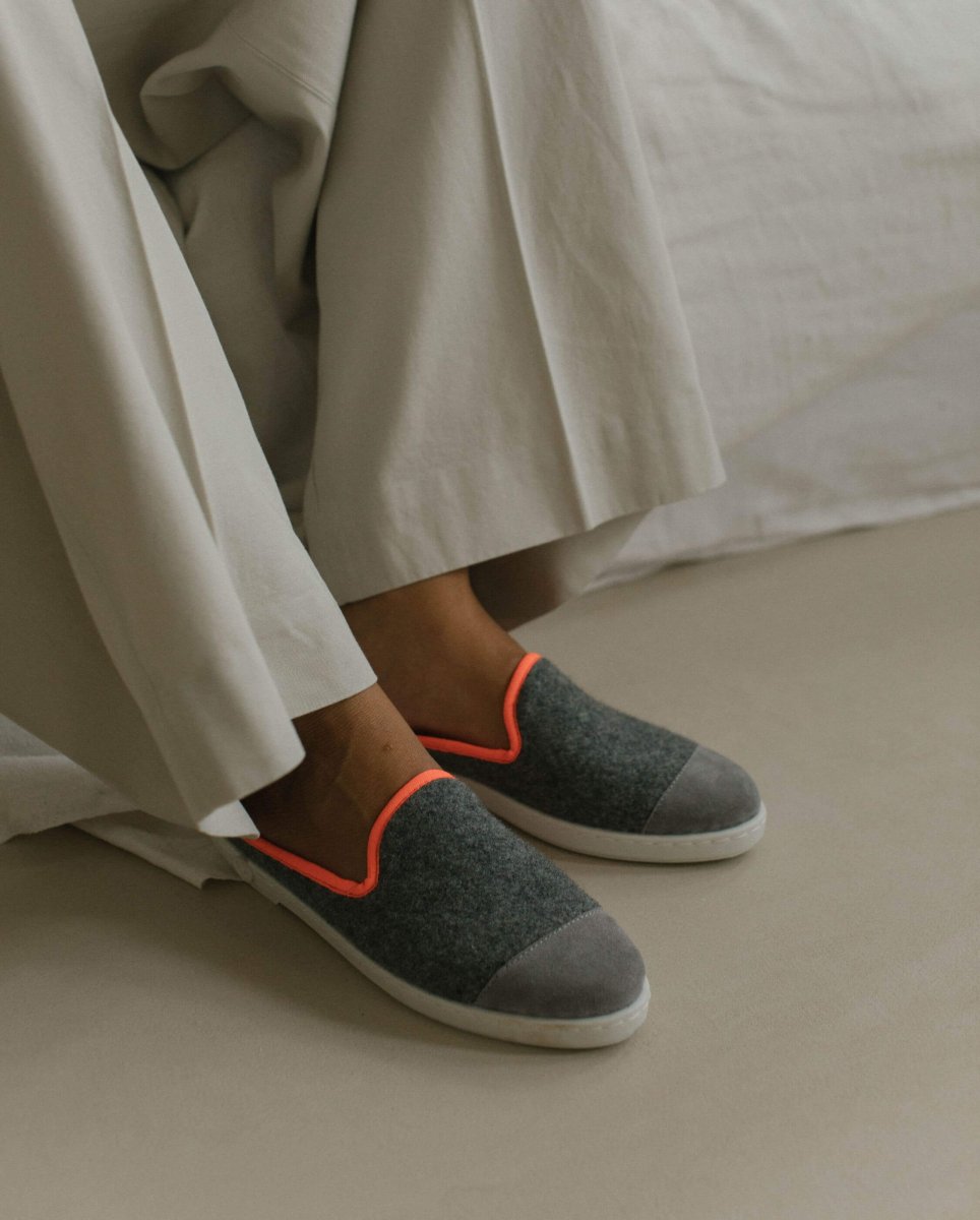 Mule en laine gris rose fluo