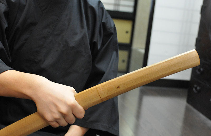 Hold a sword in your right hand, with the tsuka (hilt) facing upwards. The blade's tip should face down towards the ground