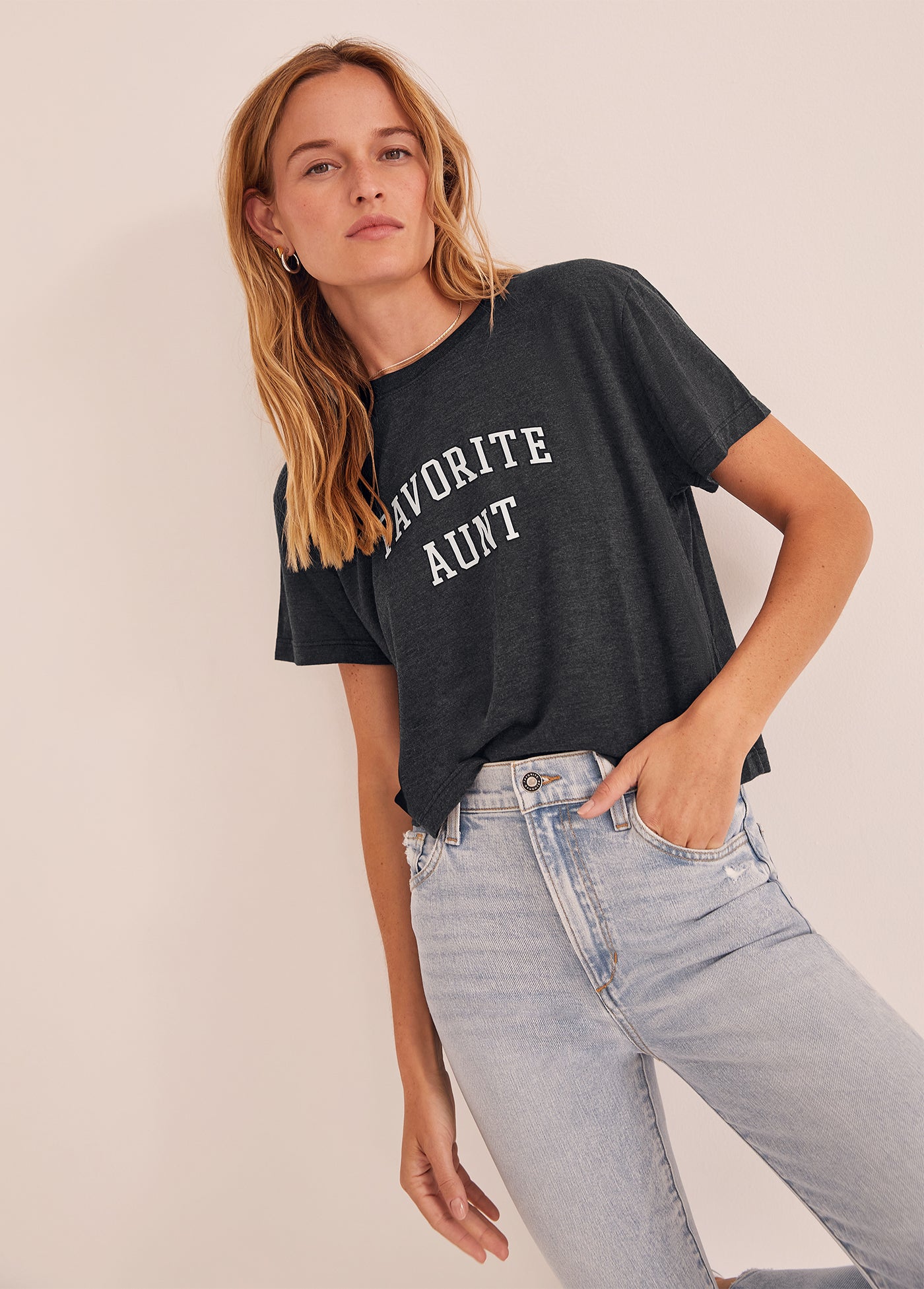 FAVORITE AUNT CROPPED COLLEGIATE TEE