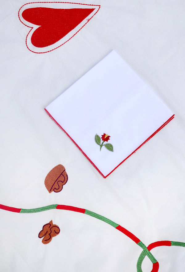 This napkin has a red chesnut plant with green leaves.  | © Pangea 2024