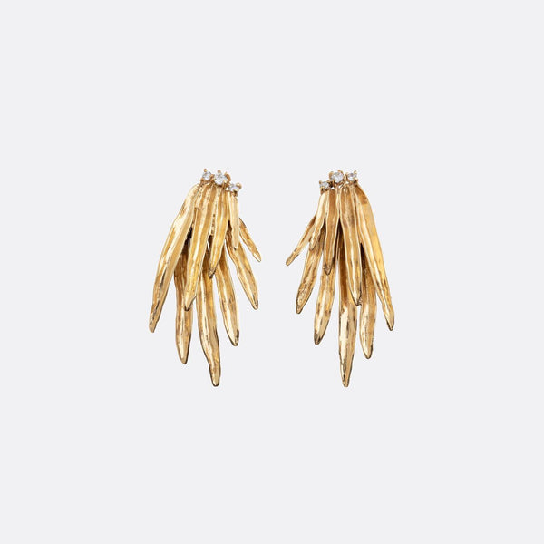 Golden earrings with monocotiledonea shape featuring zircons.