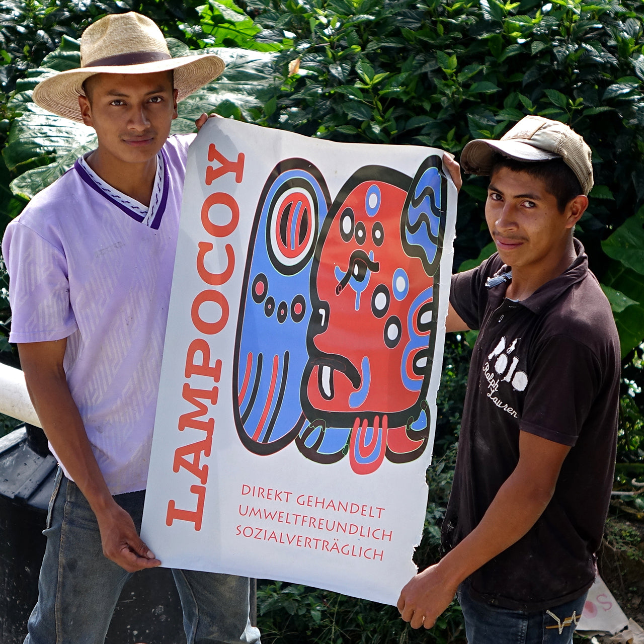 Zwei Jungs mit einem Plakat der Lampocoy Initiative