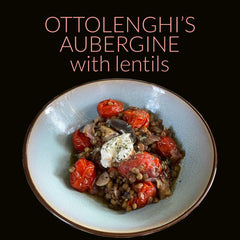 Ottolenghi's aubergine met puy linzen, tomaten en crème fraiche. 