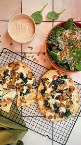 Pizza naan aux champignons et sauce au fromage onctueuse