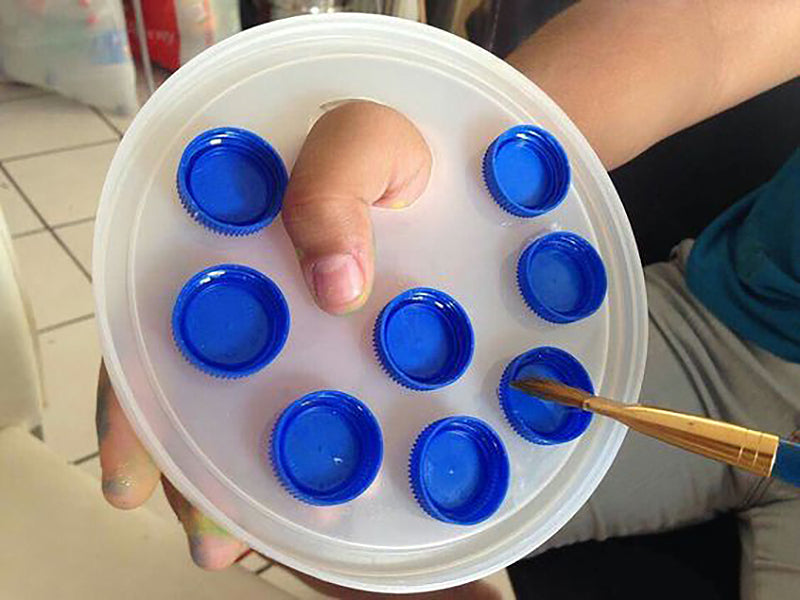 Homemade painting palette/How to reuse paint bottle caps/DIY how