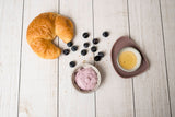Frischkäse Blaubeer Agavendicksaft mit Croissant