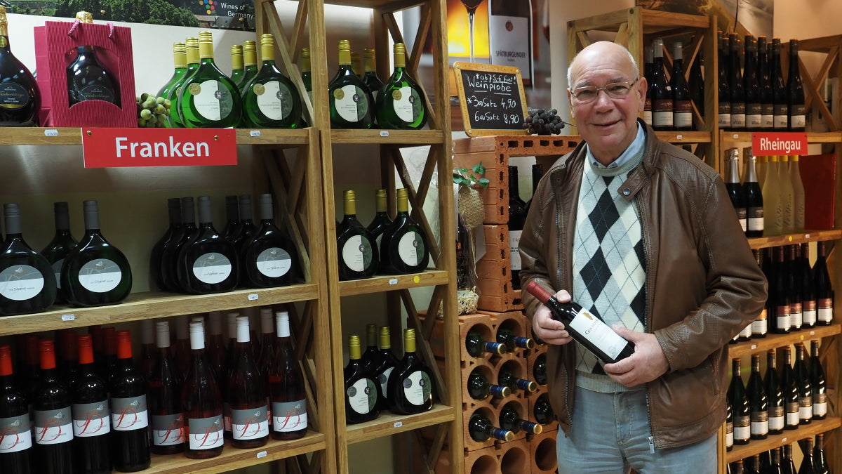 Le Chef Wilfried Greben verkauft Wein in Neuburger Ladengeschäft Weinparadiso