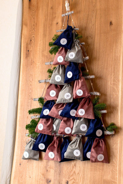 DIY-Adventskalender in Weihnachtsbaumform mit Samtsäckchen