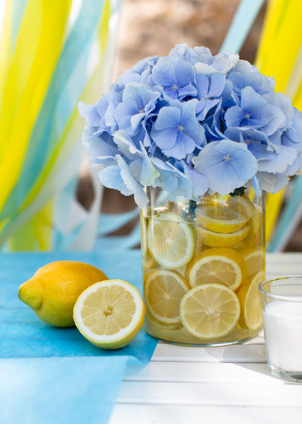 Blumenvase mit Zitronen gefüllt