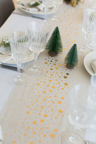 Weihnachtstisch mit dem Tischläufer in Leinenoptik mit goldenen Sternen