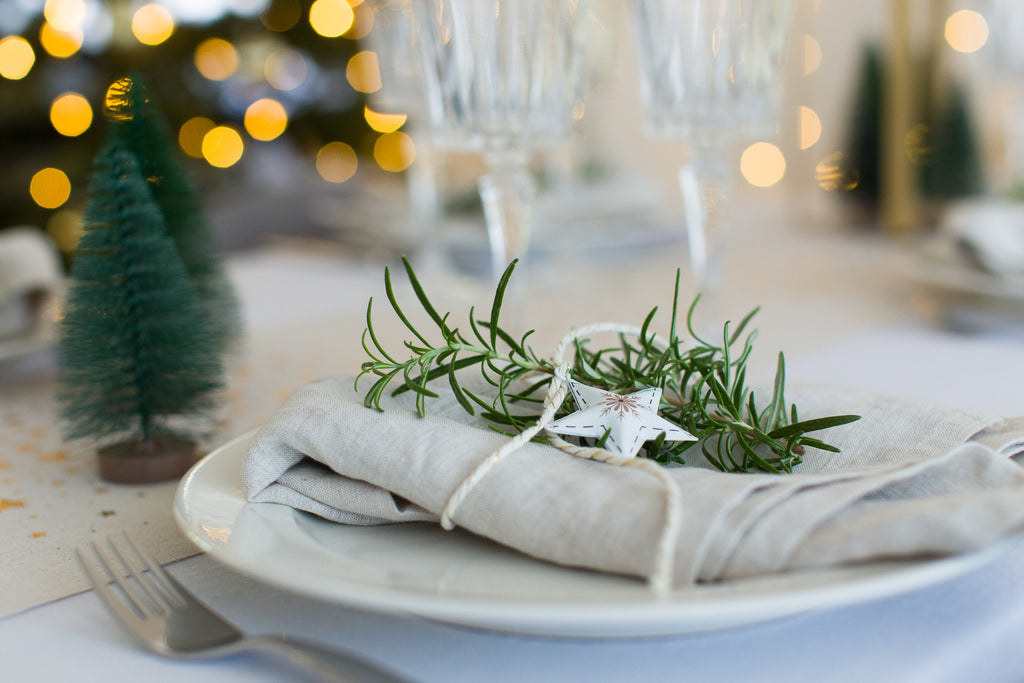 Weihnachtsgedeck mit Serviette Rosmarinzweig und Geschenkkordel