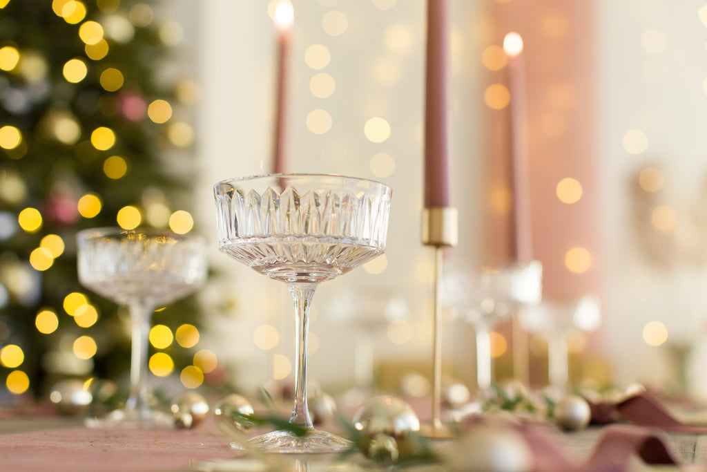 Beleuchtung beim Weihnachtsessen mit Weihnachtsbaum Lichterketten und Kerzen