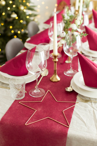 Weihnachtliche Tischdeko mit dem Vlies Tischläufer in Bordeauxrot
