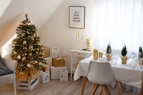 Weihnachten in Gold Weihnachtsbaum gedeckter Tisch