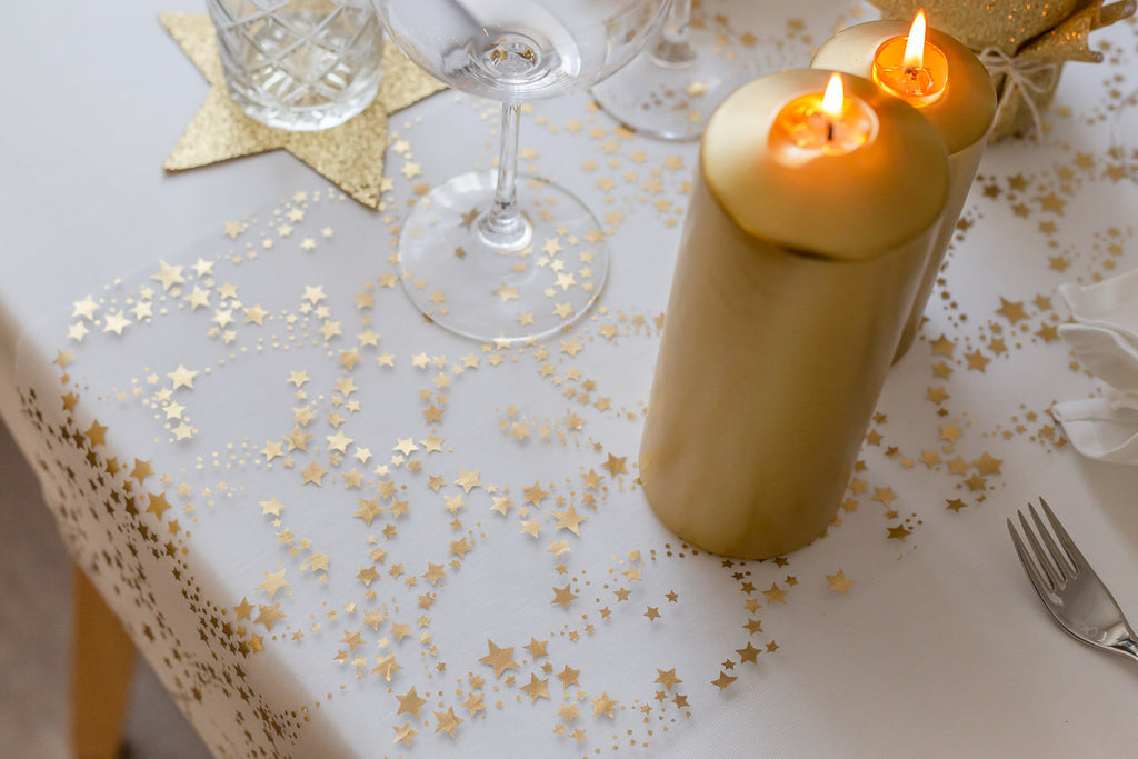 Weihnachts-Tischdeko mit dem Organza Tischläufer mit goldenen Sternen
