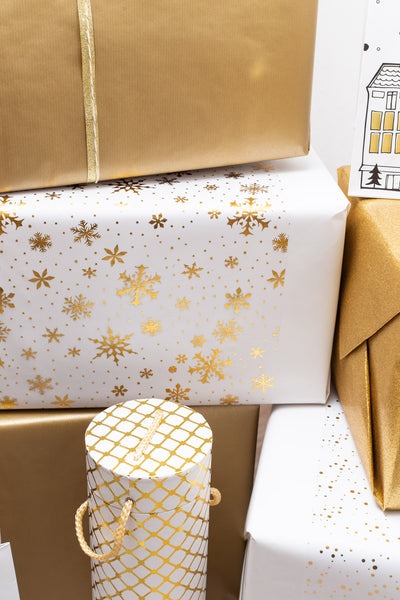 Weihnachtsgeschenke verpacken in Weiß und Gold