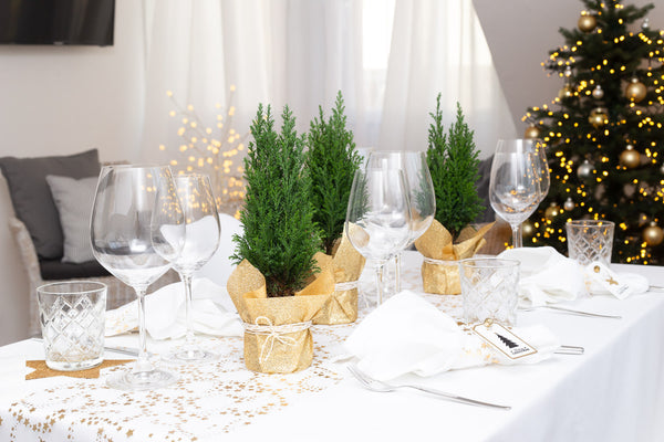 Weihnachten in Gold Weihnachtsbaum gedeckter Tisch