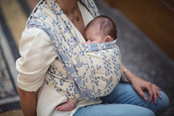 Écharpe de portage ou Porte-bébé pour un nouveau-né ?