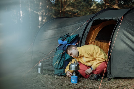 Therefore, you have to gather camping gear for rain to better prepare yourself for the cold weather. 