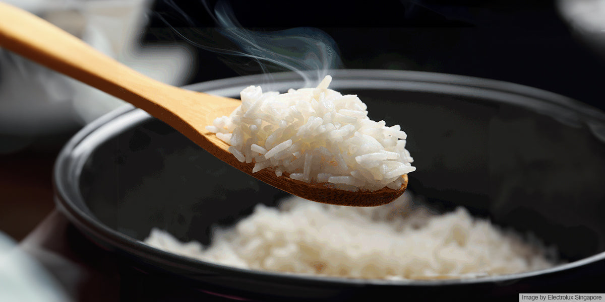 a spoon of rice on a cooking pot