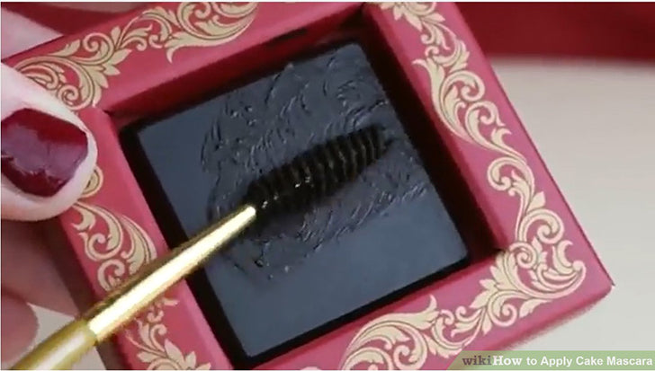 Bước 3: Chà đầu cọ lên mặt bánh để lấy mascara