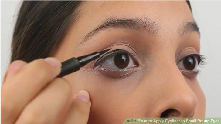 Bước 2: Kẻ eyeliner cho viền mi trên