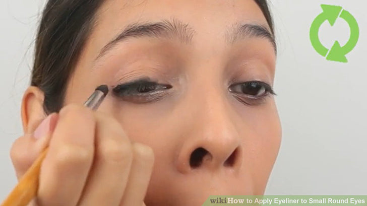 Bước 5: Loang mờ đường eyeliner ở góc ngoài của mắt hướng chếch lên trên