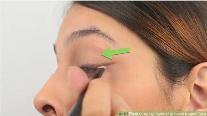 Bước 3: Loang mờ đều đường eyeliner vào viền mi của bạn