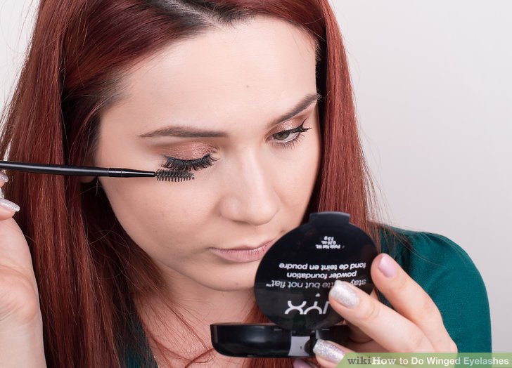 Bước 6: Sử dụng một cọ chải mi sạch để chải phần mi giả và mi thật lại với nhau