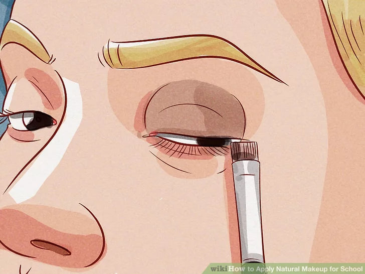 Bước 3: Thêm một đường phấn mắt màu đen mỏng lên đường viền mi trên của bạn.