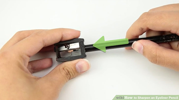 Bước 2: Cho đầu bút chì kẻ mắt vào dụng cụ chuốt