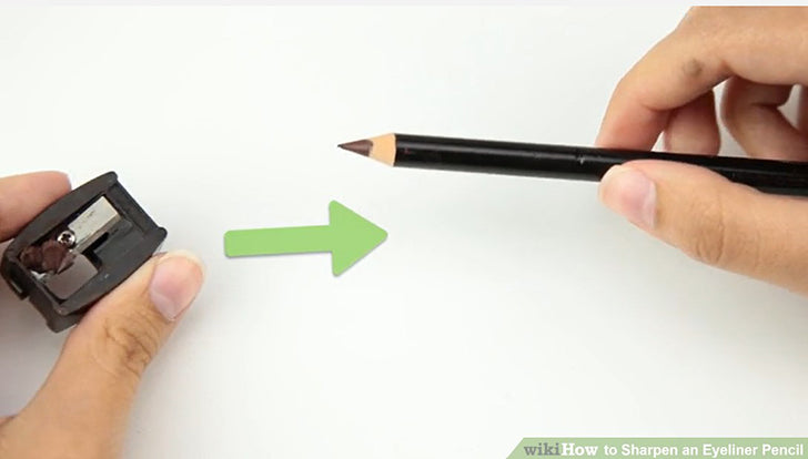 Bước 4: Kéo bút chì kẻ mắt ra khỏi đồ chuốt chì kẻ mắt.