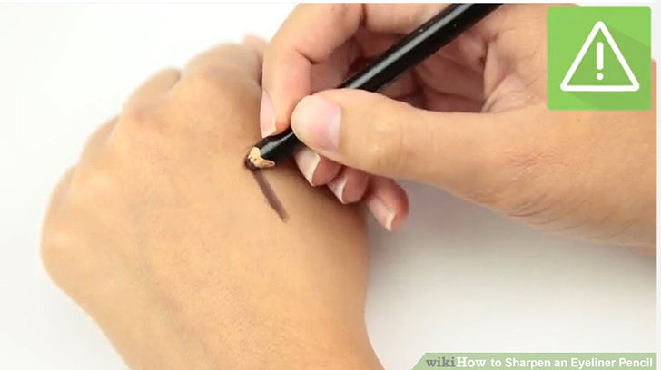 Bước 1: Kiểm tra bút chì kẻ mắt trên mu bàn tay của bạn