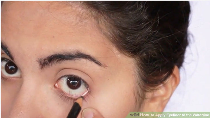 Bước 4: Kẻ đường eyeliner theo đường viền trong mi dưới